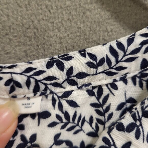 GAP Shirt Womens Small White Blue Floral Sleeveless Pintuck Button Front Top - Picture 5 of 8